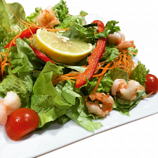 Зеленый салат с креветками гриль